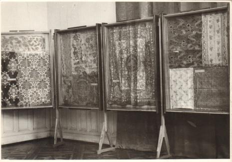 Fragment ekspozycji przygotowanej przez Dział Tkactwa w sali nr I na parterze, 1954-1960
