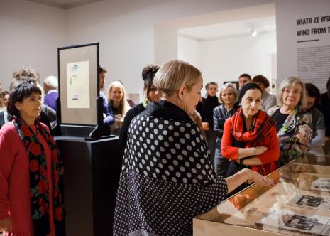 Kuratorka wystawy Dorota Monkiewicz oprowadza gości po wystawie; w czerwonym szalu Małgorzata Wiktorko (Dział Edukacji)