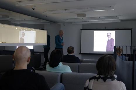 Wykład o artystach z naszej okolicy - na ekranie Aron Muszka. Prowadzący Maciej Cholewiński