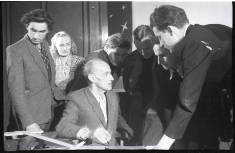 Władysław Strzemiński ze studentami w Państwowej Wyższej Szkoły Filmowej w Łodzi, 1948. Negatyw nr 8, cz.-b., 3,4 x 3,8 cm