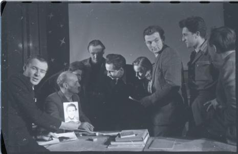 Władysław Strzemiński ze studentami w Państwowej Wyższej Szkoły Filmowej w Łodzi, 1948. Negatyw nr 1, cz.-b., 3,4 x 3,8 cm