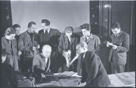 Władysław Strzemiński ze studentami w Państwowej Wyższej Szkoły Filmowej w Łodzi, 1948. Negatyw nr 11, cz.-b., 3,4 x 3,8 cm