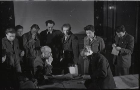 Władysław Strzemiński ze studentami w Państwowej Wyższej Szkoły Filmowej w Łodzi, 1948. Negatyw nr 12, cz.-b., 3,4 x 3,8 cm