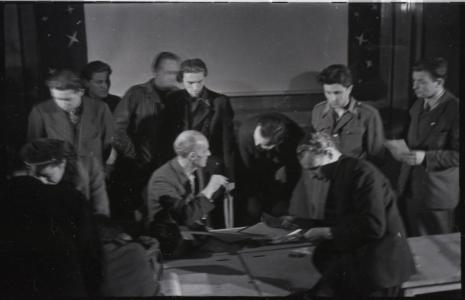 Władysław Strzemiński ze studentami w Państwowej Wyższej Szkoły Filmowej w Łodzi, 1948. Negatyw nr 13, cz.-b., 3,4 x 3,8 cm