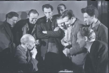 Władysław Strzemiński ze studentami w Państwowej Wyższej Szkoły Filmowej w Łodzi, 1948. Negatyw nr 15, cz.-b., 3,4 x 3,8 cm