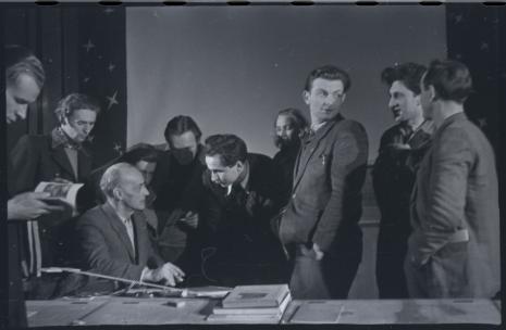 Władysław Strzemiński ze studentami w Państwowej Wyższej Szkoły Filmowej w Łodzi, 1948. Negatyw nr 2, cz.-b., 3,4 x 3,8 cm