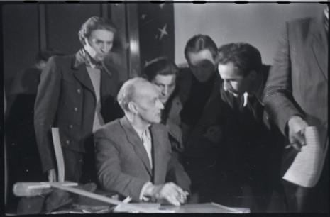 Władysław Strzemiński ze studentami w Państwowej Wyższej Szkoły Filmowej w Łodzi, 1948. Negatyw nr 3, cz.-b., 3,4 x 3,8 cm