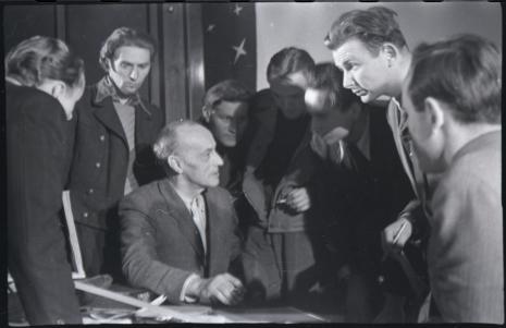 Władysław Strzemiński ze studentami w Państwowej Wyższej Szkoły Filmowej w Łodzi, 1948. Negatyw nr 4, cz.-b., 3,4 x 3,8 cm