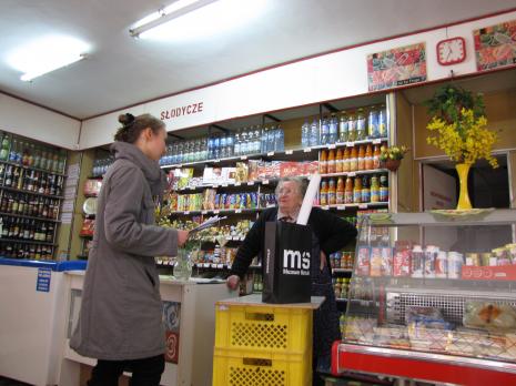 Kuratorka wystawy Marta Skłodowska w rozmowie ze sprzedawczynią w sklepie spożywczym przy ul. Gdańskiej