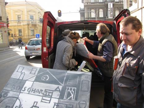 Rozpoczęcie akcji. Przy samochodzie kuratorka Marta Skłodowska, obok pracownicy brygady technicznej Paweł Sosnowski i Marek Kubacki