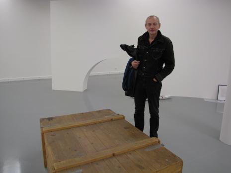 Zbigniew Libera przy skrzyni Josepha Beuysa