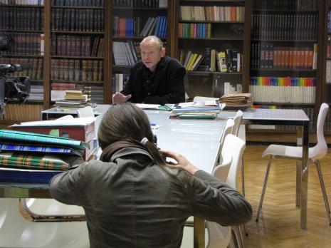 Zbigniew Libera w bibliotece ms podczas zdjęć do Przewodnika po sztuce. Filmuje Aleksandra Panisko