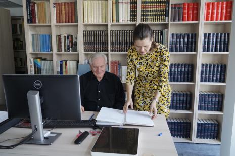 Józef Robakowski i Małgorzata Chmiel (współpracownica Działu Dokumentacji Naukowej)