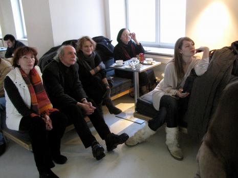 Uczestnicy prezentacji materiałów dotyczących twórczości Ewy Partum, od lewej Anna Saciuk-Gąsowska (Dział Sztuki Nowoczesnej), x, Małgorzata Potocka (Galeria Manhattan w Łodzi); bokiem Martyna Sztaba (Dział Promocji)