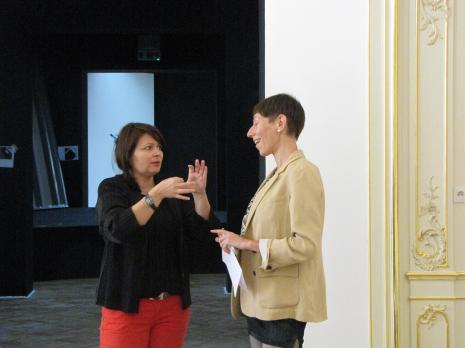 Autorka wystawy Angelina Markul w rozmowie z Małgorzatą Ludwisiak (Zastępcą Dyrektora ds. Promocji i Upowszechniania)
