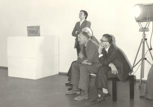 stoi Stanisław Zadora (komisarz wystawy „Paryż - Moskwa”), siedzą Pontus Hulten (dyr. Muzeum Sztuki Nowoczesnej w Centre G. Pompidou),  Robert Bordaz (Centre G. Pompidou), dyr. Ryszard Stanisławski