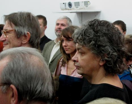 W okularach Grzegorz Borkowski (Galeria XX1 w Warszawie), z prawej Dariusz Fiet (malarz), za nim Małgorzata Kosiec (malarka)