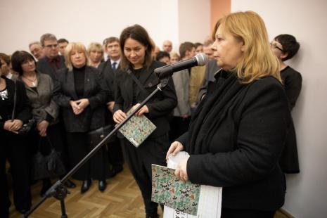 Przy mikrofonie kuratorka wystawy Powtarzam je, by doścignąć Maria Morzuch (Dział Sztuki Nowoczesnej), z lewej autorka - Elżbieta Jabłońska

