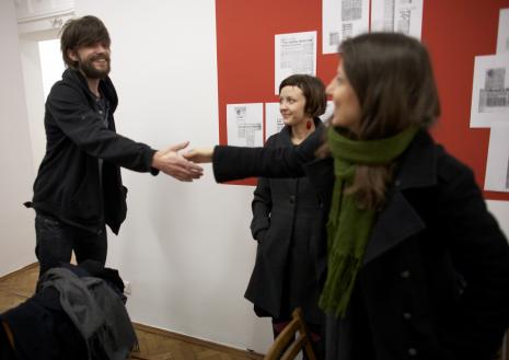 Artysta Lasse Schmidt Hansen, Weronika Dobrowolska (Dział Realizacji Wystaw i Wydawnictw) oraz Olga Stanisławska

