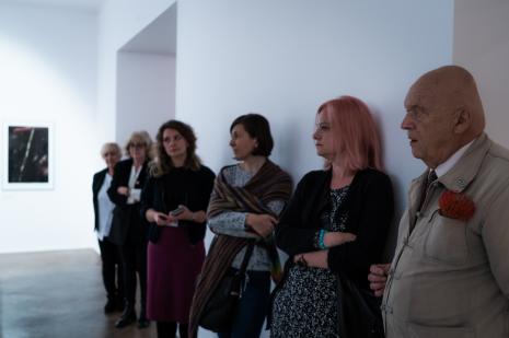 Krzysztof Pruszkowski na otwarciu swojej wystawy
