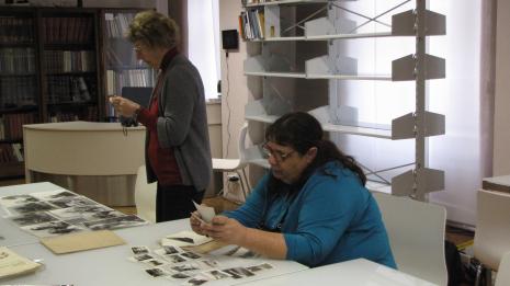W bibliotece ms: Aviva Blum-Wachs (żona Romana Wachsa, malarka) i Ofra Wachs (córka Romana Wachsa) przeglądają archiwum fotograficzne Artura Nacht-Samborskiego
