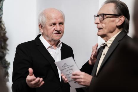 Z lewej autor wystawy prof. Andrzej M. Bartczak