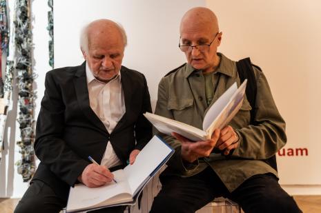 Z lewej autor wystawy prof. Andrzej M. Bartczak
