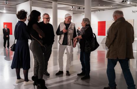 Od lewej x, x, malarz Wojciech Leder (ASP w Łodzi), dyr. Andrzej Biernacki (kurator wystawy), Monika Krygier, x