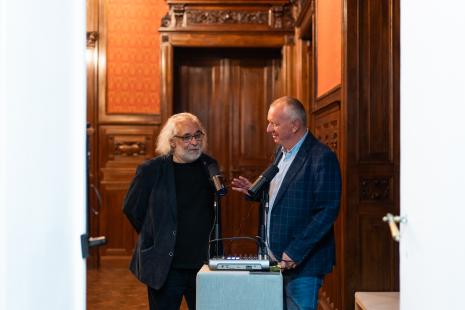 Autor wystawy Józef Panfil (z lewej) podczas wywiadu