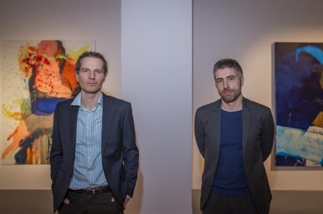 Autorzy wystawy. Z lewej strony Maciej Olekszy, z prawej Daniel Lergon