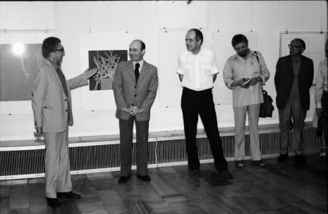 Od lewej dyr. Ryszard Stanisławski, dyr. Bernard Kepler (BWA w Łodzi), dr Janusz Zagrodzki (Dział Grafiki i Rysunku Nowoczesnego), Leszek Rózga, x