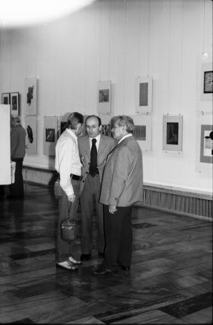Od lewej Jan Łukasik, dyr. Bernard Kepler (BWA w Łodzi), Ryszard Brudzyński (wicedyrektor ms)