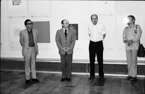 Od lewej dyr. Ryszard Stanisławski, dyr. Bernard Kepler (BWA w Łodzi), dr Janusz Zagrodzki (Dział Grafiki i Rysunku Nowoczesnego), Leszek Rózga