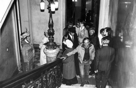 Zespół Koła Emerytów na klatce schodowej ms przed występem, z prawej w okularach Alexander Honory