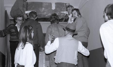 Joseph Beuys (w kapeluszu) kieruje wyładunkiem daru. Zwróceni do niego od lewej Grzegorz Musiał (Dział Fotografii i Technik Wizualnych), kierowca ms i Jacek Jordan (Dział Naukowo-Oświatowy)