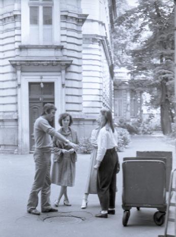 Urszula Czartoryska (w środku) w rozmowie z kierowcą Josepha Beuysa oraz jego córką Jessyką i żoną Evą
