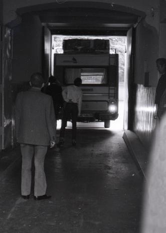 Samochód Josepha Beuysa wjeżdża na teren Muzeum Sztuki