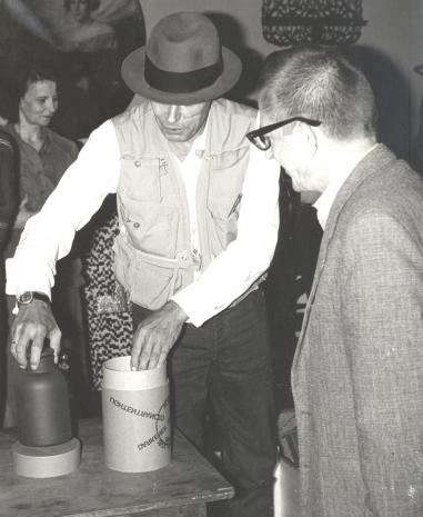 Joseph Beuys i dyr. Ryszard Stanisławski (ms), w głębi Urszula Czartoryska (Dział Fotografii i Technik Wizualnych)