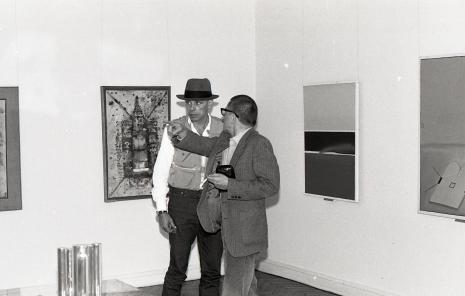 Joseph Beuys i dyr. Ryszard Stanisławski (ms) podczas zwiedzania galerii