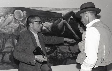 Dyr. Ryszard Stanisławski (ms) i Joseph Beuys podczas zwiedzania galerii