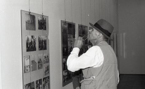 Joseph Beuys podczas zwiedzania ekspozycji