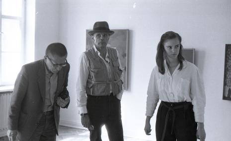 Dyr. Ryszard Stanisławski (ms) i Joseph Beuys z córką Jessyką podczas zwiedzania galerii