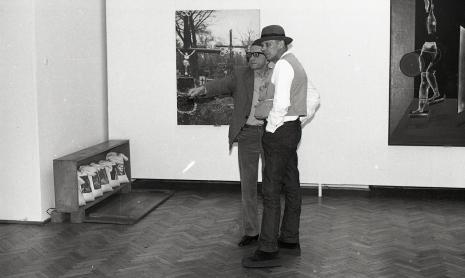 Dyr. Ryszard Stanisławski (ms) i Joseph Beuys podczas zwiedzania galerii