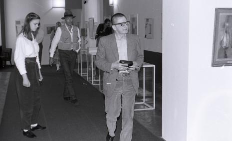 Jessyka Beuys, Josef Beuys i dyr. Ryszard Stanisławski (ms) podczas zwiedzania galerii