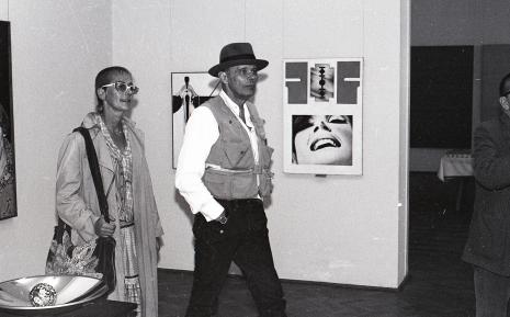 Eva i Joseph Beuys podczas zwiedzania galerii
