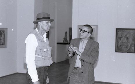 Joseph Beuys i dyr. Ryszard Stanisławski (ms) podczas zwiedzania galerii