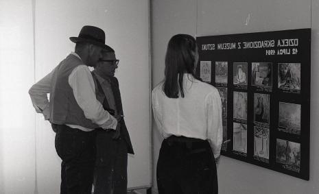 Joseph Beuys, dyr. Ryszard Stanisławski (ms) i Jessyka Beuys podczas zwiedzania galerii