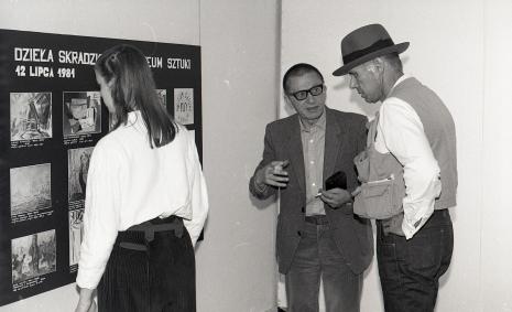 Jessyka Beuys, dyr. Ryszard Stanisławski (ms) i Joseph Beuys podczas zwiedzania galerii