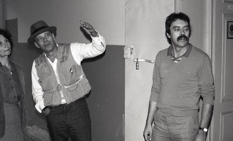 Od lewej Urszula Czartoryska (Dział Fotografii i Technik Wizualnych), Joseph Beuys, kierowca Josepha Beuysa