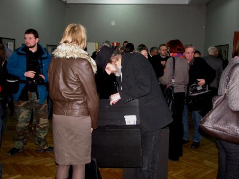 W centrum lekko pochylony Jerzy Zachara